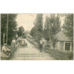 21 SAINTE-MARIE-SUR-OUCHE. Chemin de la Gare superbe voiture ancienne décapotable