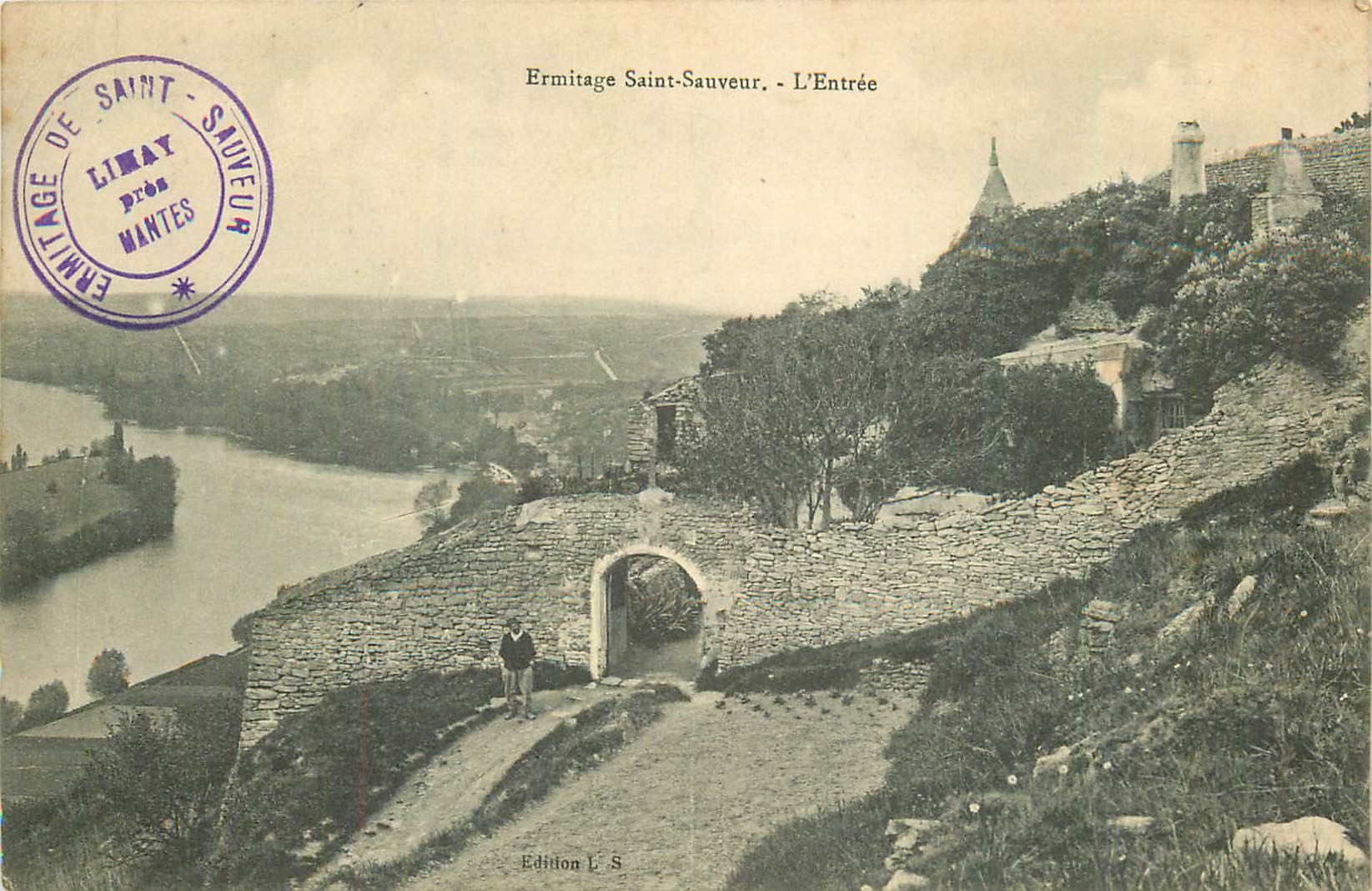 78 ERMITAGE DE SAINT-SAUVEUR. Personnage à l'Entrée 1915