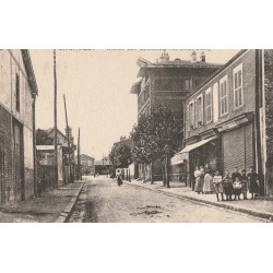93 BAGNOLET. Ecole de Coutures rue Jules-Ferry bien animée