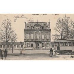 93 BAGNOLET. Tramway électrique "Romainville-Les-Lilas-Bagnolet" devant la Mairie