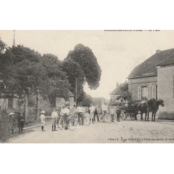 89 VILLIERS-BONNEUX. Attelage et cyclistes sur la Place 1916