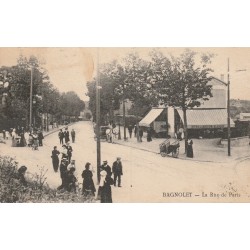93 BAGNOLET. Café et promeneurs rue de Paris (rue aujourd'hui disparue)...