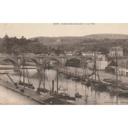 29 CHÂTEAULIN. Le Port avec bateaux de Pêche sous le Pont 1918