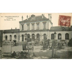 86 CHATELLERAULT. Attelages d'Hôtels devant la Gare 1930