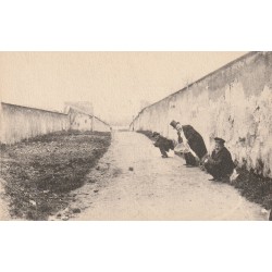 93 BAGNOLET. Fêtards se soulageant rue Jules-Ferry, ancienne rue des Deux Portes...