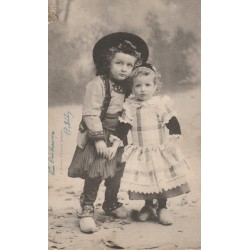 56 QUIBERON. Jeunes Bretons Frère et Soeur 1903