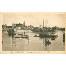 2 x cpa 85 CROIX-DE-VIE. Barques de Pêche et Pêcheurs au Port Quai de la République
