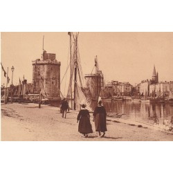 17 LA ROCHELLE. Bateaux de Pêche dans le Port historique