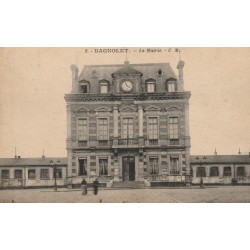 93 BAGNOLET. La Mairie et les Ecoles derrière...