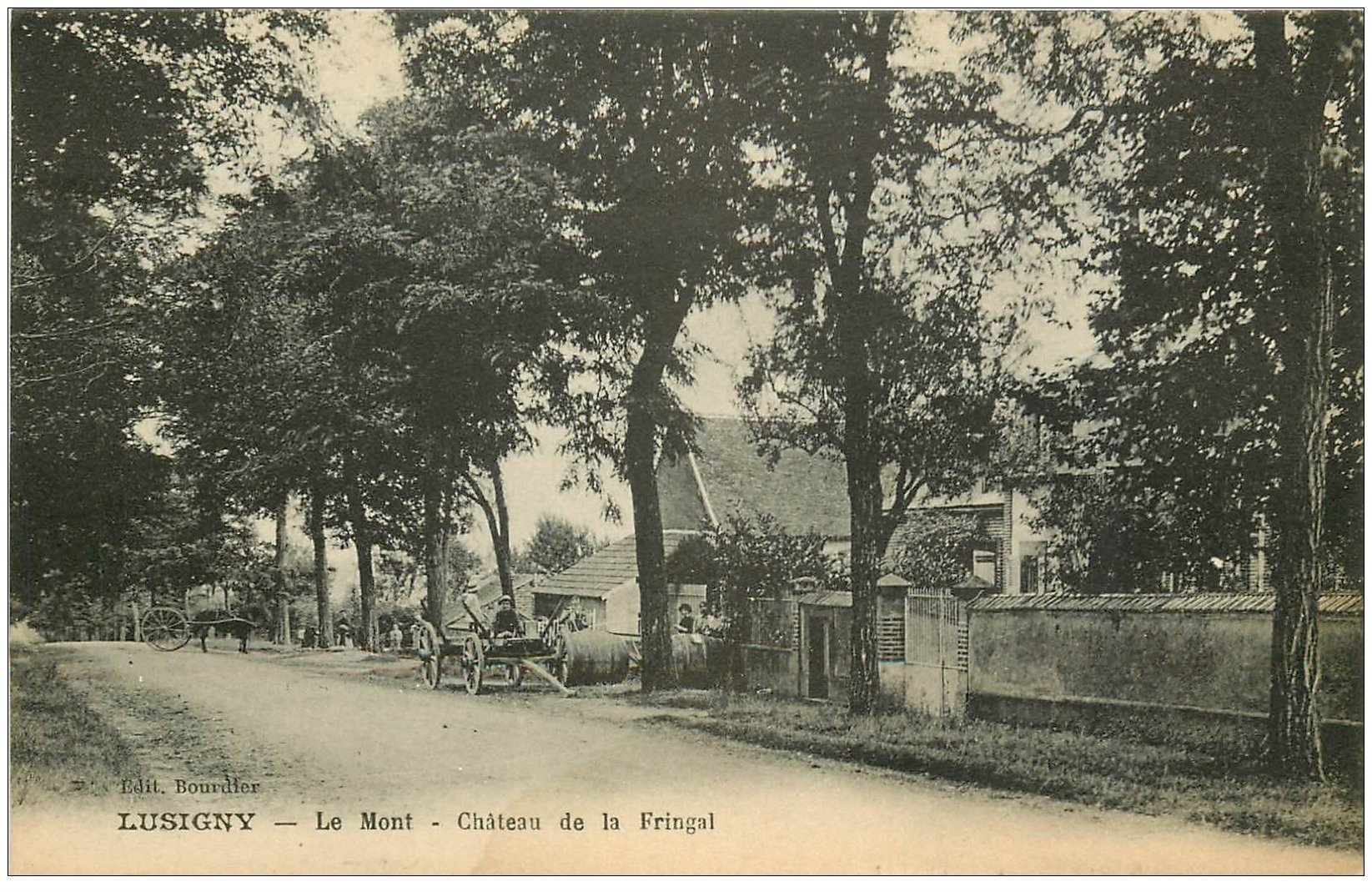 carte postale ancienne 03 LUSIGNY. Le Mont Château de la Fringal