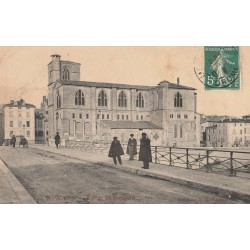 26 ROMANS SUR ISERE. Eglise Saint-Barnard et animation sur le Pont 1908