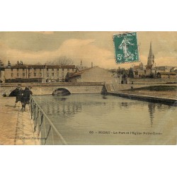 79 NIORT. Jeunes écoliers pêcheurs sur le Port et Eglise Notre-Dame