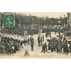45 ORLEANS les Fêtes Jeanne d'Arc. Rentrée de la Procession la Bannière et les Fanions 1913
