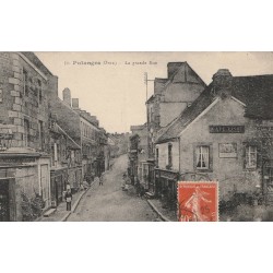 61 PUTANGES. Café Tisot et boucherie sur la Grande Rue 1922