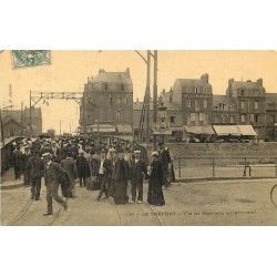 76 LE TREPORT. Voilà les Parisiens qui arrivent Superbe carte toilée vers 1904