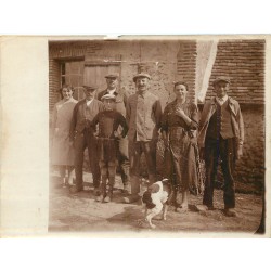 A identifier Photo 12 x 9 cm d'un groupe de personnes à la Campagne avec leur chien...