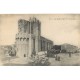 13 LES SAINTES-MARIES DE LA MER. La Basilique avec roulottes de Bohémiens