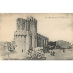 13 LES SAINTES-MARIES DE LA MER. La Basilique avec roulottes de Bohémiens