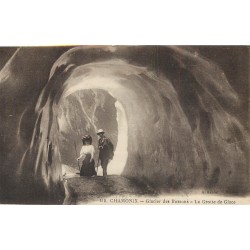 74 CHAMONIX. Glacier des Bossons et la Grotte de Glace avec randonneurs