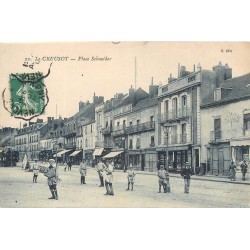 71 LE CREUSOT. Nombreux Commerces et roulottes Place Schneider 1908