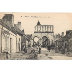 71 AUTUN. Ouvriers goudronneurs devant l'Octroi Porte d'Arroux 1907