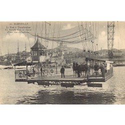13 MARSEILLE. Le Pont à Transbordeur et la Nacelle dans sa course d'une rive à l'autre avec attelage