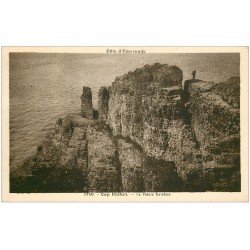 carte postale ancienne 22 CAP FREHEL. La Pointe Extrème personnage au sommet