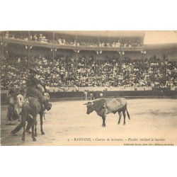 64 BAYONNE. Corrida Courses de Taureaux. Picador invitant le Taureau