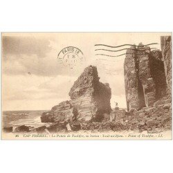 carte postale ancienne 22 CAP FREHEL. Personnage pied de la Pointe de Toulifer 1924