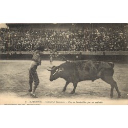 64 BAYONNE. Corrida Courses de Taureaux. Pose de banderillas par un matador