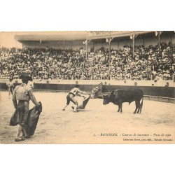 64 BAYONNE. Corrida Courses de Taureaux. Passe de capa